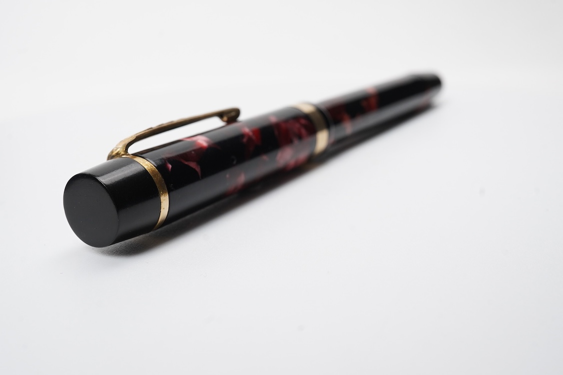 A De la Rue Onoto No.6234 piston fill fountain pen (working condition) in burgundy/black with DLR Onoto No.5 nib